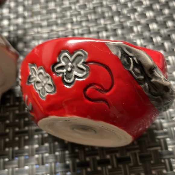 Red Dragon Salt and Pepper shakers. - Picture 4 of 5